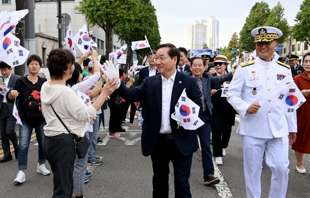 유정복 인천광역시장이 15일 중구 인천아트플랫폼에서 열린 '제73회 인천상륙작전 기념 호국보훈 거리행진'에서 시민들과 인사하고 있다.