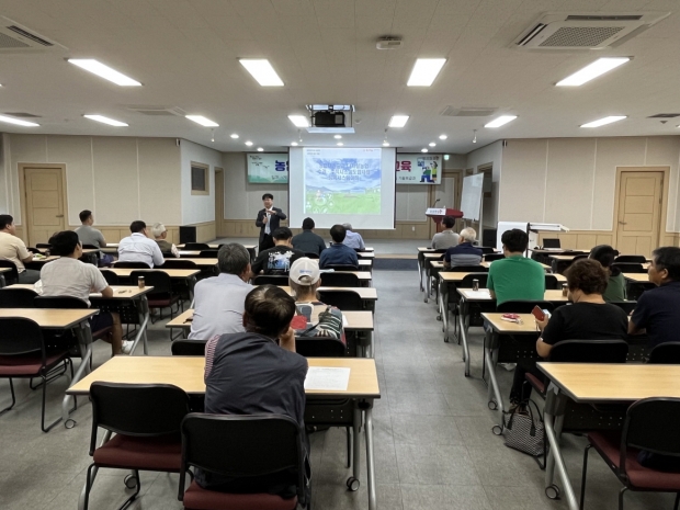 포항시는 18일 수경재배 및 식물공장에 관심이 있는 농업인 30명을 대상으로 ‘농업 대전환·미래농업 교육’을 실시했다.