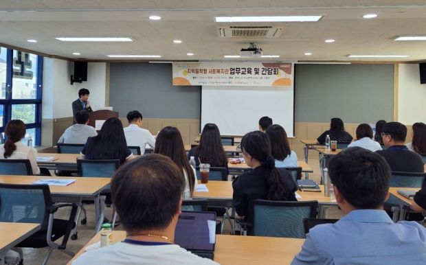 포항시는 18일 이웃사촌복지센터에서 사회복지관을 비롯한 민·관 실무자 워크숍을 진행했다.