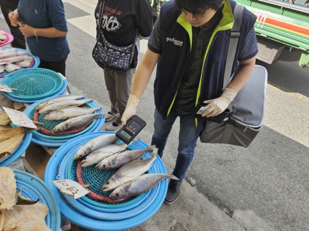 수산물 안정성 검사를 진행 중인 모습