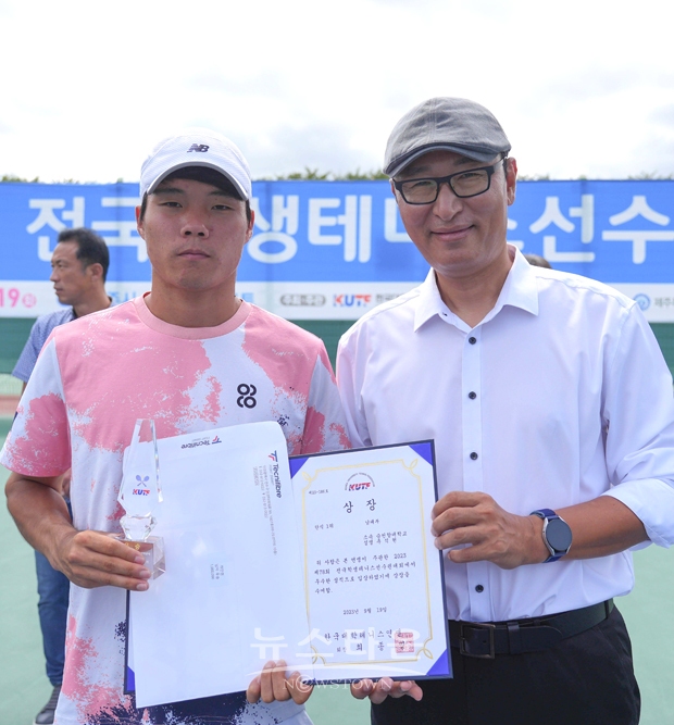 순천향대학교가 ‘제78회 전국 학생테니스선수권대회’에서 남자 단식 우승과 복식 준우승을 차지하면서 테니스 명문대학의 명성을 다시 한 번 입증했다. 사진) 남자 단식 우승 추석현 선수와 김현준 감독