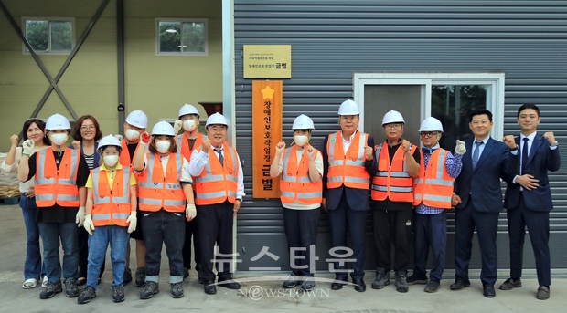 오성환 당진시장이 추석을 맞아 지난 9월 25일 대덕동에 위치한 자활사업단 ‘우리일터’를 방문해 시설 현황 및 애로사항을 청취하는 등 현장의 생생한 목소리를 듣고 근로자들의 노고를 격려했다.