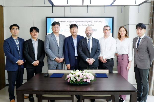 대한전선㈜과 안마해상풍력㈜이 우선공급대상자 선정식에서 기념 사진을 촬영하고 있다