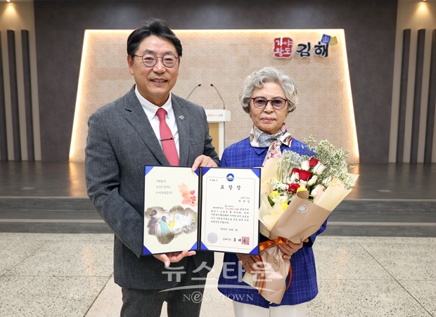 김해시가 ‘이달의 우수 자원봉사왕’에 김해시노인종합복지관 봉사자 임옥임(73)씨를 선정해 10월 4일 시상했다. 사진) 좌측부터 홍태용 김해시장, 임옥임씨