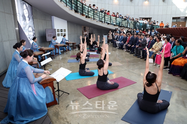 인도현대도자전 프리뷰 행사(요가)