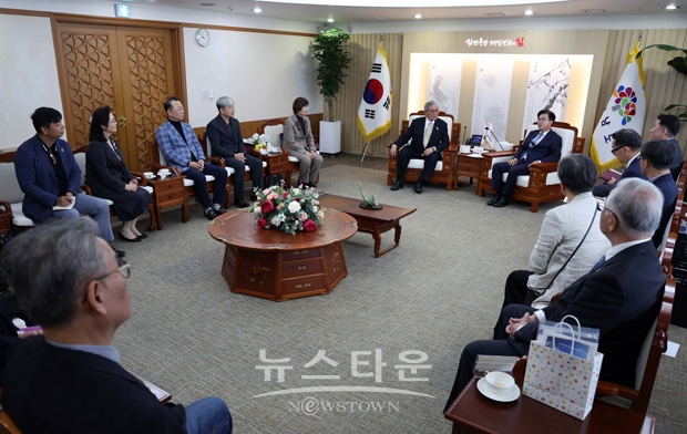 김태흠 충남도지사가 10월 6일 충남도청을 방문한 류기환 재일충청협회장 등 13명의 방문단과 만난 자리에서 “충남이 더욱 발전하기 위해서는 여러분들의 힘이 필요하다”며 “지난 6월 재외동포청이 출범했는데, 이를 계기로 재일동포 단체와의 교류를 강화하겠다”고 밝혔다.