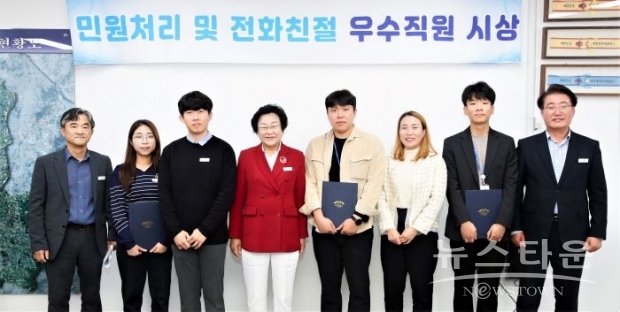 2023년 3분기 민원 처리 및 전화친절 우수 공무원 시상 모습.(단축분야) /이천시<br>