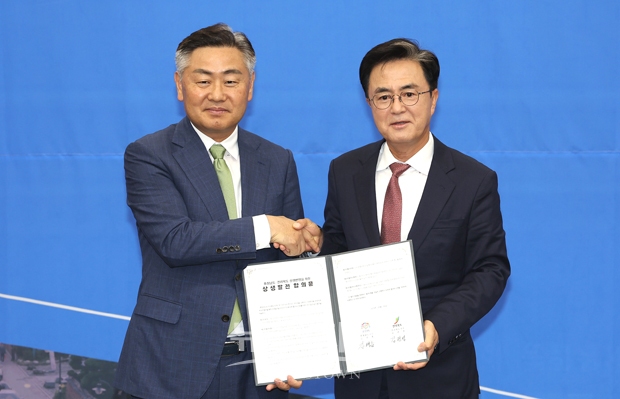10월 16일 전북도청 종합상황실에서 김태흠 충남도지사(사진/우측)와 김관영 전북도지사(사진/좌측)가 참석한 가운데 ‘상생 발전 합의문’을 체결했다. 합의문은 자치권과 지방분권 강화, 초광역 협력을 통한 공동 번영을 목표로 상호 협력을 강화하는 내용이 담겨있다.
