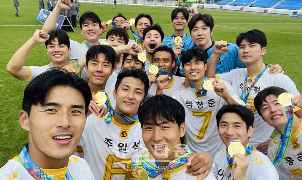 제104회 전국체육대회에서 축구 남자 일반부 우승을 차지한 당진시민축구단