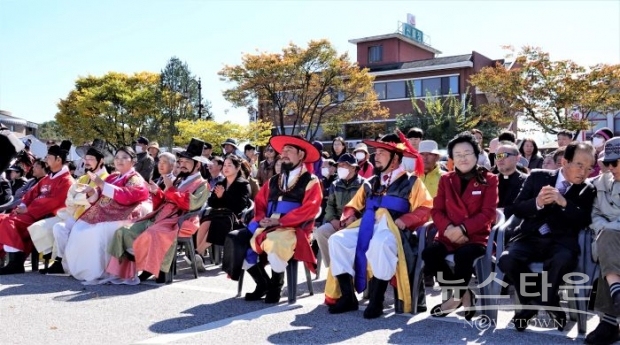 2023 여주오곡나루축제에 참석한 이충우 여주시장, 김경희 이천시장 등 방문단 모습. /김병철 기자<br>