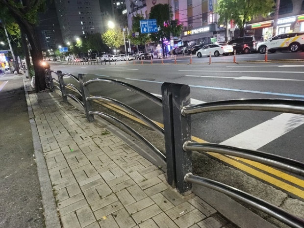 남동구 간석오거리의 펜스는 최근 설치돼 안전과 미관을 살렸다.
