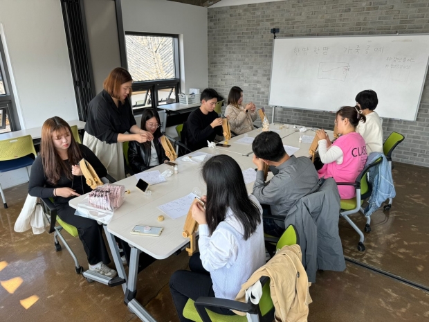 24일 프로그램 참여자들이 원데이클래스(한땀한땀 가죽공예)를 진행하고 있다.