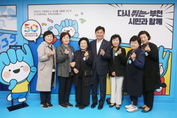 조용익 부천시장과 생활개선회 회원이 함께 기념촬영하는 모습