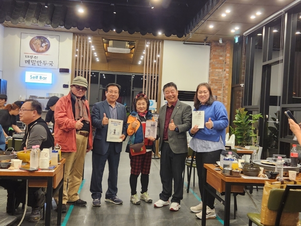 인천지회임원과 김진호 춘천시의장이 책자 기증 샷을 하고 있다
