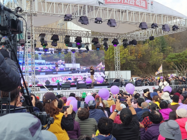 가수 전유진이 매미를 열창하고 있다