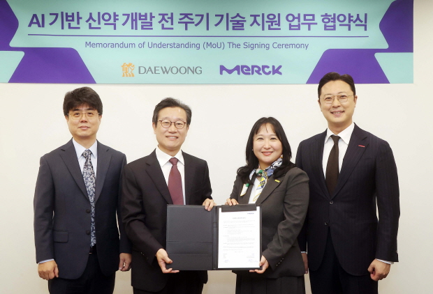 머크 라이프사이언스가 대웅제약과 AI 기반 신약 개발 플랫폼 구축 및 신약개발 전 주기 기술 지원을 위한 업무협약을 체결했다. (왼쪽부터) 오경석 대웅제약 연구위원, 박준석 대웅제약 신약센터장, 정지영 머크 라이프사이언스 사이언스 앤 랩 솔루션 대표, 강민수 머크 라이프사이언스 세일즈 총괄헤드가 기념촬영을 하고 있다.