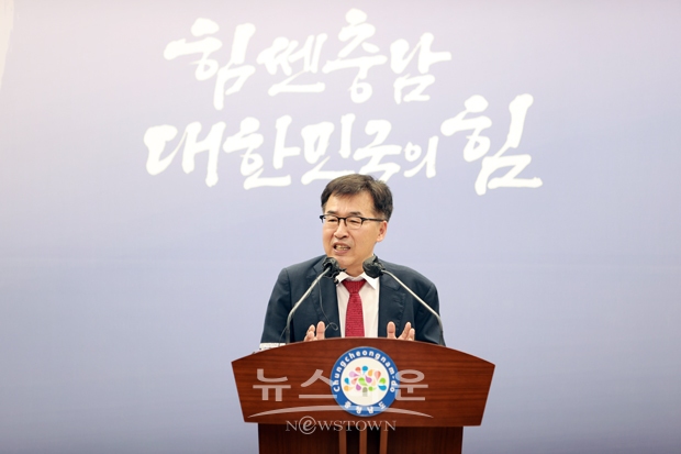 전형식 정무부지사는 11월 2일 오전 충남도청 프레스센터에서 기자회견을 열고 “미래신산업 창출을 위해 차세대 디스플레이산업 등에 선제적으로 대응해 온 것이 이번 성과로 이어졌다”며 “충남이 국내 디스플레이 산업의 중심지로 확실히 자리매김하는 계기가 될 것”이라고 말했다.