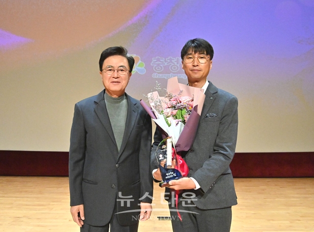 충청남도가 ‘10월 중 이달의 우수직원’으로 보건정책과 하종용 주무관을 선정하고 시상했다. 이 주무관은 노후 병원선 대체건조로 진료여건 개선을 통한 도서지역 주민들의 복지에 기여한 공로를 인정받았다.