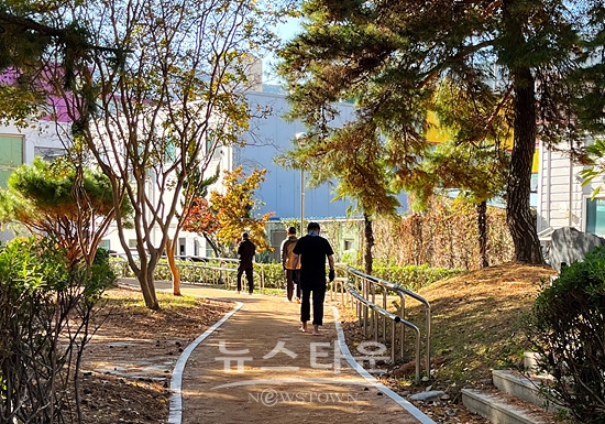 창원시는 마산조각공원에 맨발 흙길을 완료했다(사진=창원시)