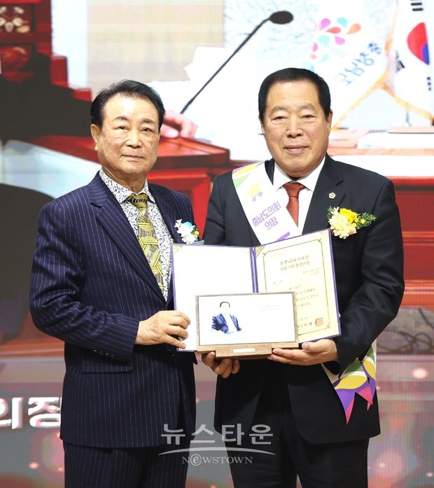 11월 8일 충남도서관 강당에서 열린 제15회 풀뿌리자치대상에서 조길연 충청남도의회 의장(사진/우측)이 대상을 수상했다.
