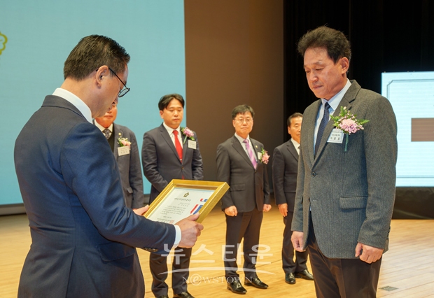 아산시의회 이춘호 의원이 11월 14일 천안시청 봉서홀에서 대한민국시군자치구의회의장협의회가 수여하는 ‘지방의정봉사대상’을 수상했다. 이 의원은 시민의 대변자로서 적극적인 의정활동을 수행한 공로를 인정받아 수상의 영광을 안았다.