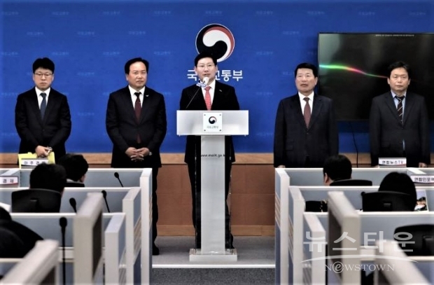 세종시 국토교통부 청사에서 공공주택지구 지정 계획이 발표된 가운데 이상일 용인특례시장이 기자들의 질의에 답변하고 있다. /용인시<br>