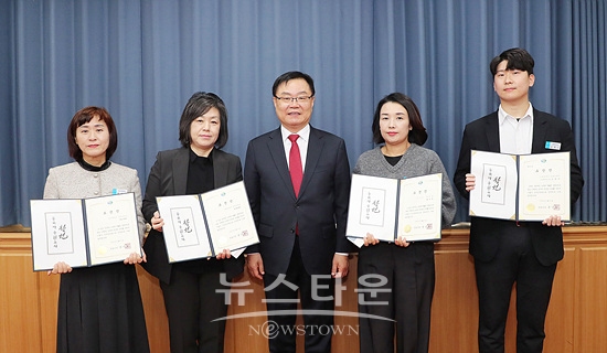 왼쪽부터 황미정 평생교육과 학교지원팀장, 정삼순 환경정책과 환경교육팀장, 홍남표 창원시장, 원혜영 의창구 봉림동 총무팀장, 김현수 교통정책과 주무관(사진-창원시)