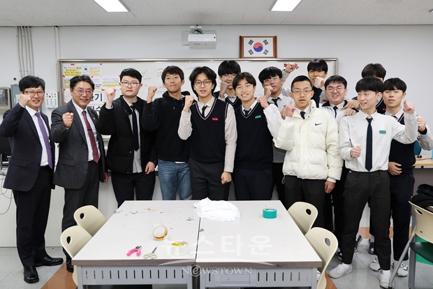 홍태용 김해시장이 11월 17일 김해분성고를 방문하여 항공우주공학동아리 학생들의 동아리 수업을 참관했다. 홍 시장은 2022년 우주 풍선 프로젝트 실패에도 굴하지 않고 올해 프로젝트를 성공적으로 이끈 학생들의 노력과 열정에 격려와 응원을 보냈다.