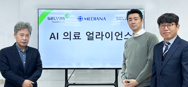 (좌측부터) 메디아나 길문종 회장, 셀바스AI 곽민철 대표, 셀바스헬스케어 유병탁 대표가 기념촬영을 하고 있다.