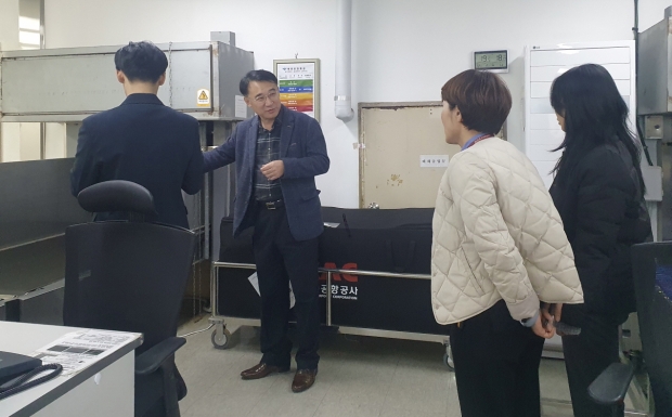 공항에서 빈대 발생 대비 집중점검을 실시 중인 모습