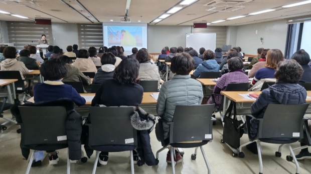 부천여성청소년재단이 운영하는 부천시건강가정지원센터는 소속 아이돌보미 210명이 참석한 가운데 하반기 아이돌보미 집담회를 진행했다.