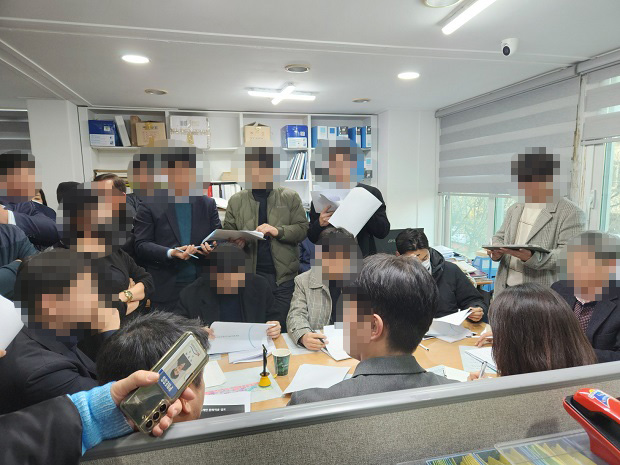 시공사입찰설명회에서 기자가 녹취작업을 하고 있다. 