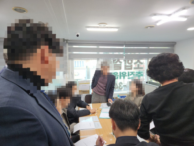 시공사 입찰 설명회 장면 좌측은 진행요원이다. 