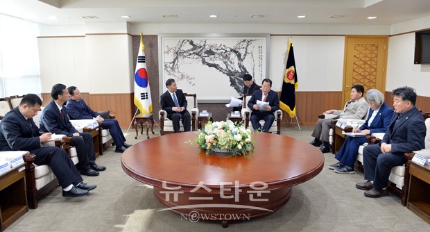 충청남도의회가 11월 28일 중국 후베이성 인민대표대회 방문단과 의회 국제회견장에서 교류협력 추진을 위한 환담을 가졌다. 환영인사와 지역소개, 교류협력 의향 전달 등 양 의회 간 우호협력 관계 발전을 위한 방안을 논의했다.