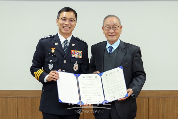 호서대학교가 경찰대학과 ‘학술 및 행정 분야의 교류 협력 활성화’를 위해 11월 29일 아산캠퍼스 본관에서 업무협약을 체결했다. 사진) 좌측부터 경찰대 김수환 학장, 호서대 강일구 총장