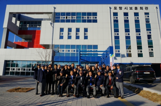 대한민국고엽제전우회 중앙회장단들은 지난 1일 포항시보훈회관을 방문해 시설을 둘러보고 기념 촬영을 하고 있다.