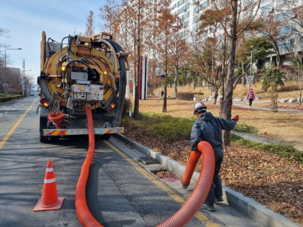 퇴적물 준설작업 중인 모습