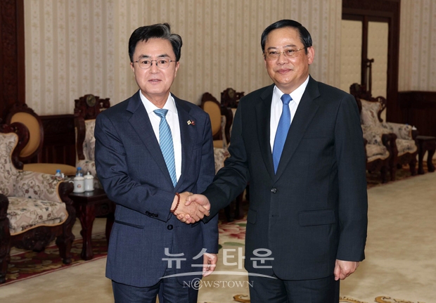 김태흠 충남도지사(사진/좌측)가 라오스 손싸이 시판돈 총리(사진/우측)를 만나 농업과 경제, 관광 등 다양한 분야에서 교류·협력을 넓혀 나아가자는데 뜻을 함께 했다.