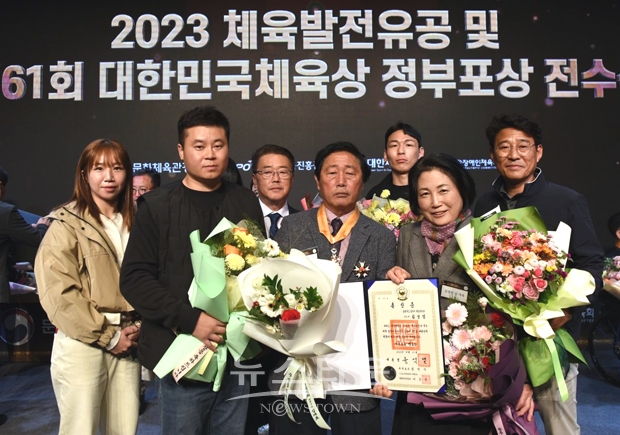 복싱팀 김성일 감독 2023년 체육발전유공 정부포상 맹호장 수훈