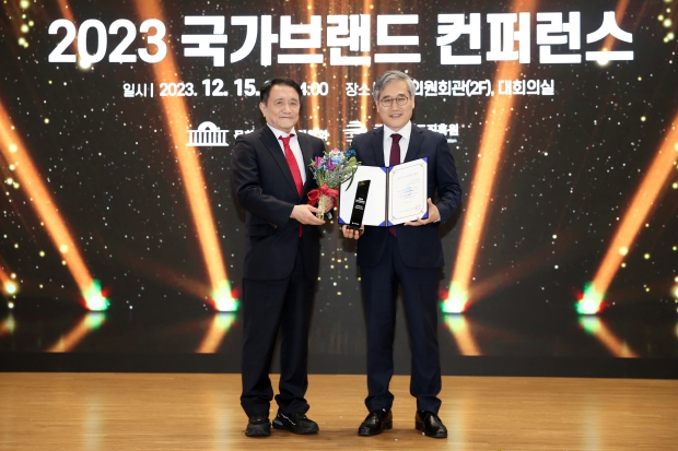 국가브랜드대상 공공부분 수상. 김진용 IFEZ 청장(오른쪽), 조동성 국가브랜드진흥원 대표(왼쪽)