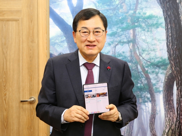 주낙영 시장이 20일 경주페이 ‘HAPPY동행’ 시행에 맞춰  제1호 기부 후 폰을 들고 기념촬영을 하고 있다.