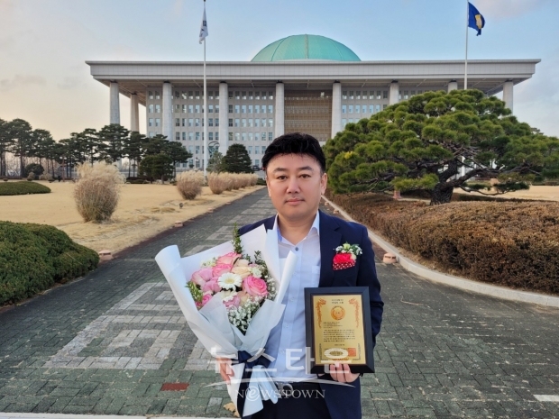 강태우 국제엔젤봉사단 상임대표의 수상 후 국회본관 앞에서의 기념촬영