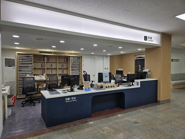 휠체어 이용자 접근이 가능하도록 개선한 안내대 모습