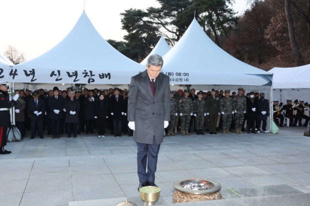 포항시는 2일 덕수동 충혼탑 광장에서 ‘2024년 신년 참배’를 거행했다.