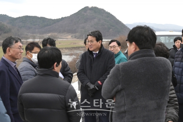 김돈곤 청양군수가 지난 1월 2일 새해 첫 행보로 지난해 대규모 폭우 피해를 겪었던 청남·장평면 일원을 찾아 항구 복구 추진 상황을 점검했다.