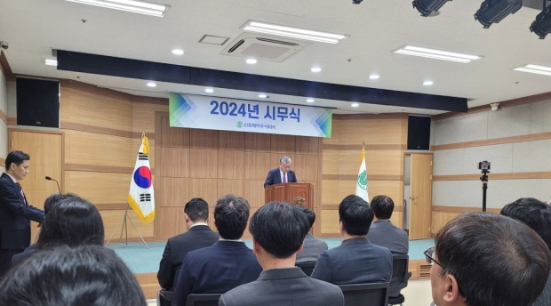 (사진 설명) 신풍제약 유제만 대표가 2일 오전 신풍제약 본사에서 열린 2024 시무식에서 신년사를 발표하고 있다.