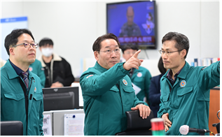 유정복 인천광역시장이 5일 시청 경보통제소에서 북한군이 서해 북방한계선(NLL) 인근 해상에 해안포 사격 실시에 따른 연평도 주민 대피상황을 점검하고 있다.