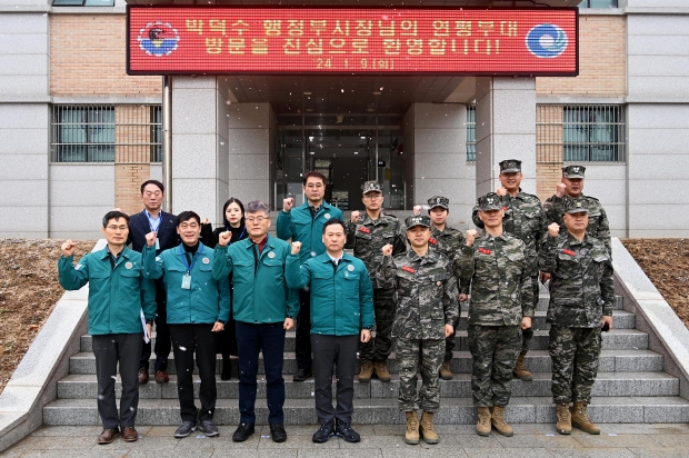 박덕수 행정부시장이 9일 최접경지역 안보점검 및 주민 불안 해소를 위해 옹진군 연평도를 찾아 해병대 연평부대 장병들을 격려하고 있다.