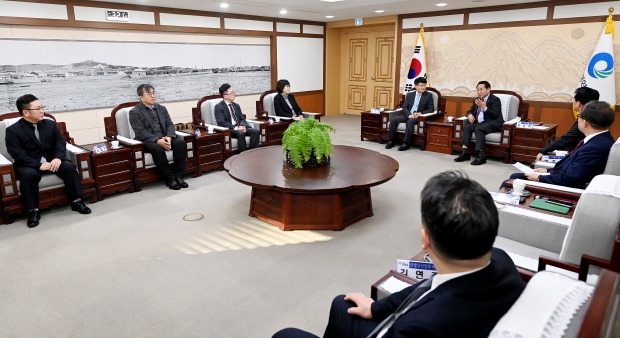 유정복 인천광역시장이 16일 시청 접견실에서 열린 '한국기초과학지원연구원 수도권통합센터 건립 업무협약 체결식'에서 인사말을 하고 있다.