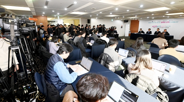 유정복 인천광역시장이 22일 서울시 한국프레스센터에서 열린 '대중교통 요금 지원정책 국토부·수도권 지자체 합동기자설명회'에서 대중교통 요금 지원정책을 발표하고 있다.